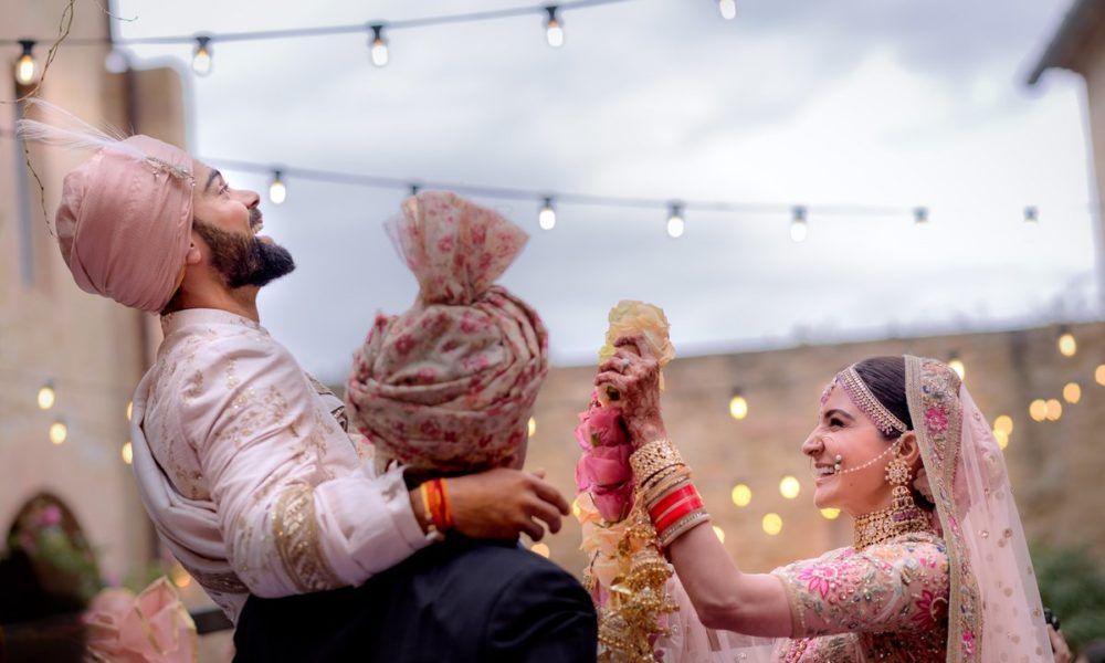 qefly_com's tweet photo. #Virat #Kohli &amp; #AnushkaSharma Are Officially #Hitched https://t.co/r68GkM5tgP #virushka #VirushkaWEDDING #qefly https://t.co/nC706TwDmO