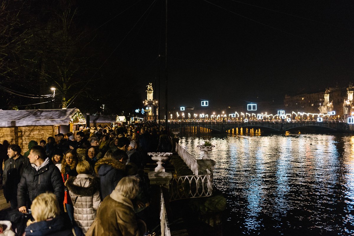 Ayto_SS's tweet photo. ¿Todavía no has estado en el #MercadoNavidadSS? 
Música, atracciones, alumbrado navideño, #productolocal, #foodtrucks, actividades y mucho más hasta el 7 de enero en el Paseo de Francia. 
Consulta el programa aquí: https://t.co/6aWAyiV8PG y sigue a @GabonetakoAzoka. https://t.co/uOspvmMvZe