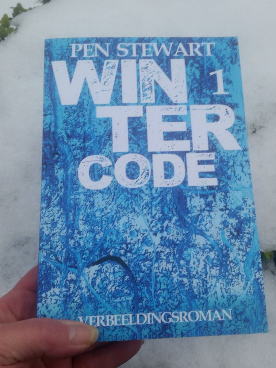 'Wintercode' van #PenStewart is een pareltje, een prachtig vormgegeven boek met tal van schilderijen van Pen's eigen hand die het geheel iets magisch en krachtigs geven. #PetjeAf!!
(cc. @JasperPolane - <a href="/QuasisUitgevers/">Quasis</a> )
josesprakeloos.blogspot.nl/2017/12/pen-st…