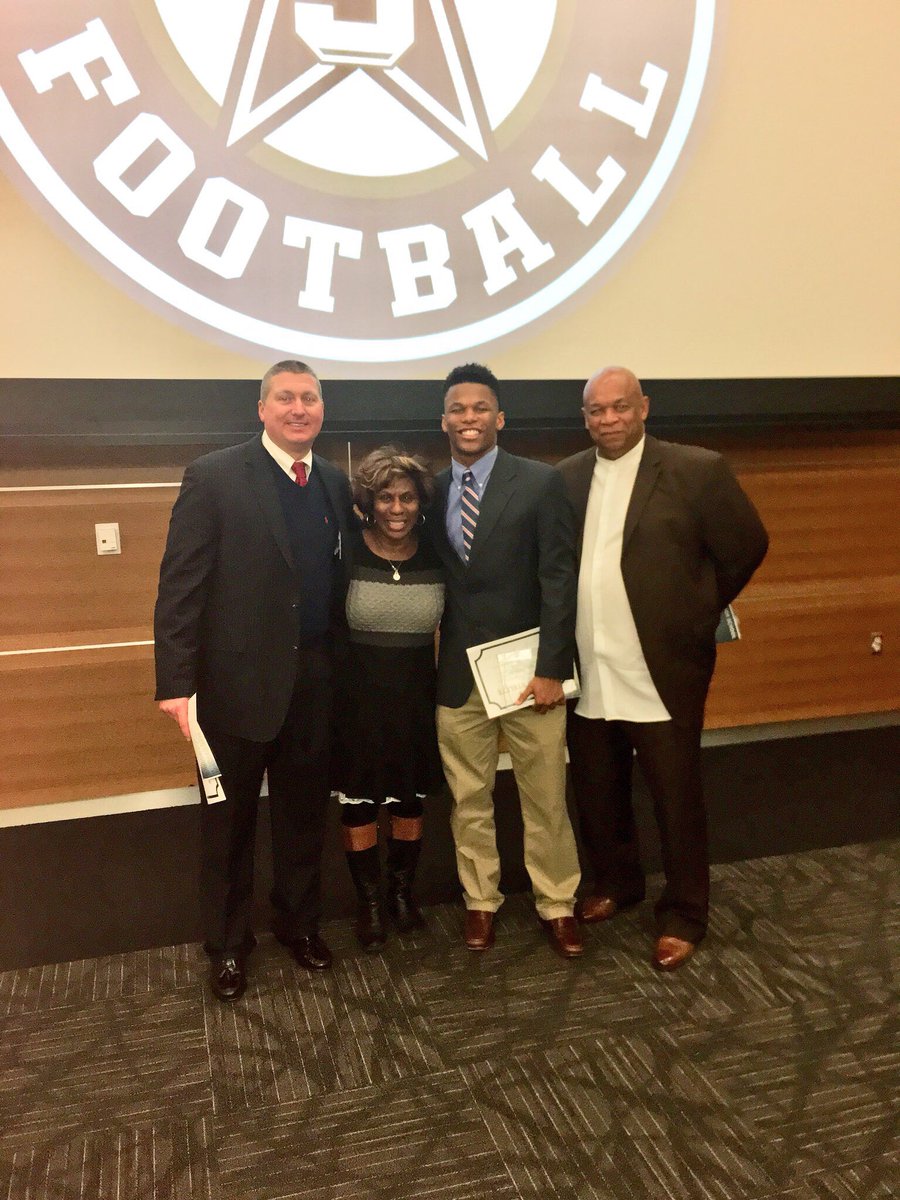 wevotevivian's tweet photo. #Grateful #LelanWilhoite44 #GPA3point7 #2017RunningBackOfTheYear #Region3-6A #TeamCaptain #1OF4 #WhoDoWeThank #GodFirst #CoachCopley #SiegelFootball #SiegelHighStaff #BuckFitzgerald #7on7select #WeThankYouAll  #Was #LelanWilhoite11
More #SiegelFootball17 @ https://t.co/X3Z7FQlYBF https://t.co/vGawEZ2IlX