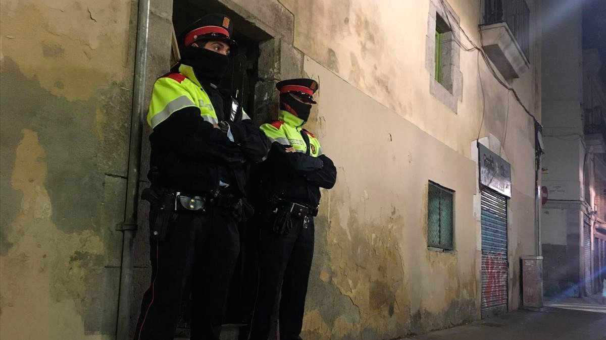 MediterraneoDGT's tweet photo. Detenido un italiano en Barcelona por asesinar a una puta china https://t.co/LkLpe8NqKW #Sucesos https://t.co/LybYlkvQk8