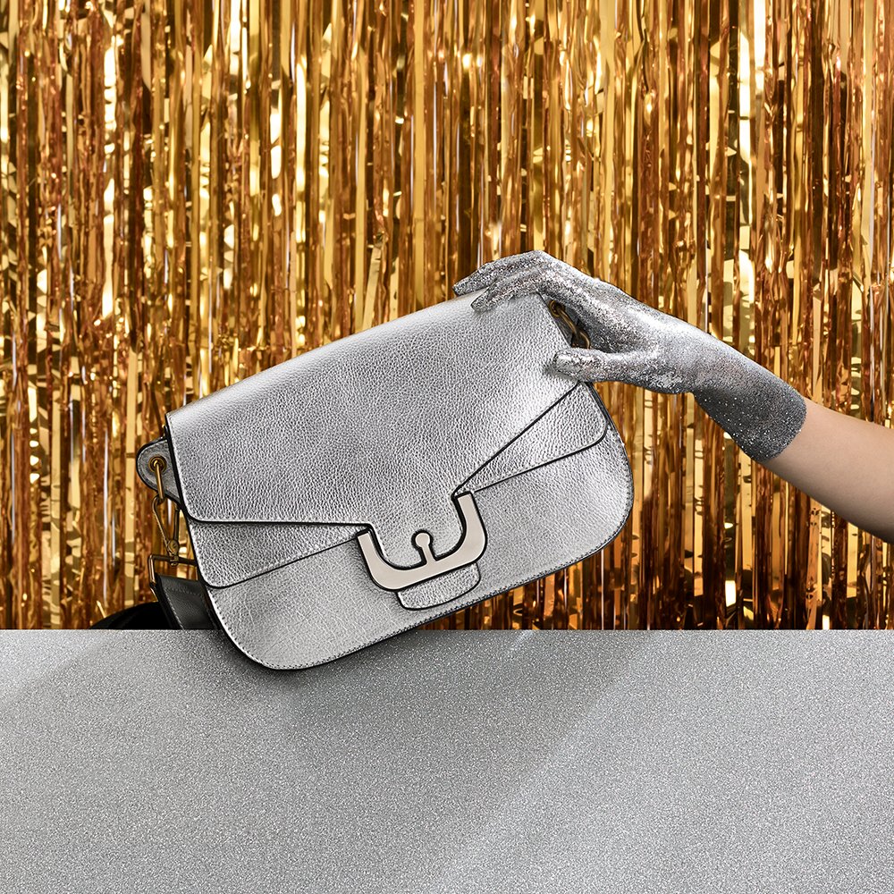 Coccinelle1978's tweet photo. Make your party outfit a memorable one, with the new icon Ambrine
#Coccinelle #CoccinelleBags  #GlitterStyle #CoccinelleIcons #Holiday#Iconic #Xmas #Shine #Ambrine https://t.co/0QLZBn9t9M