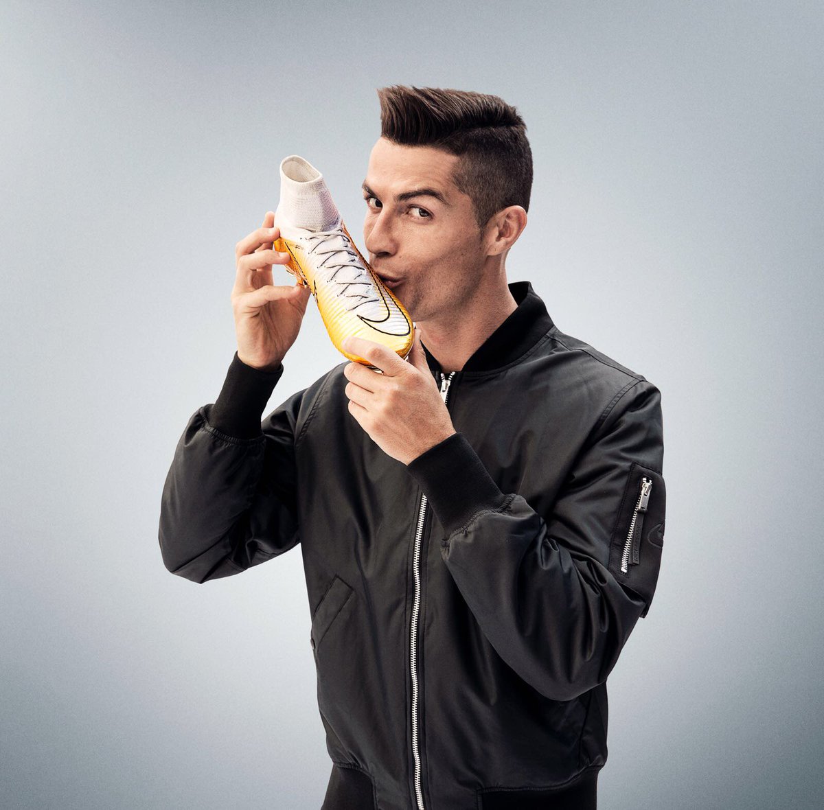 Cristiano's tweet photo. Mercurial Quinto Triunfo. Coming soon. The perfect way to celebrate my fifth 🏆 . 👌 Sign up for a reminder at https://t.co/DVqPie38UU #nikefootball #mercurial @nikefootball https://t.co/X57pqv2eJY