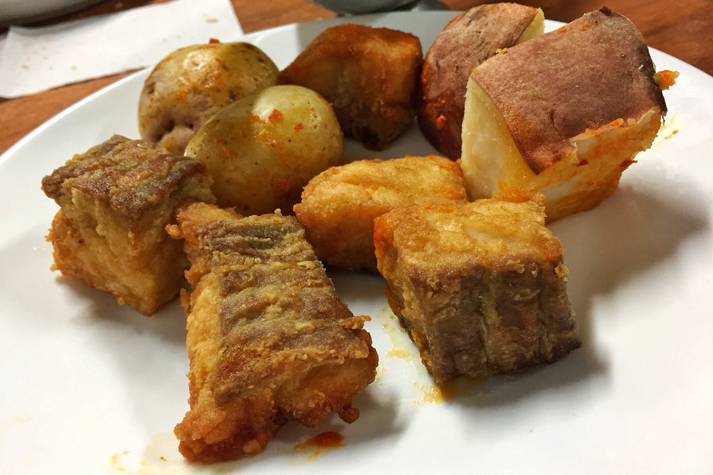 Rojigorri's tweet photo. Garbanzas con carne de cerdo, sancocho y leche asada y flan goio. Perdiéndonos para degustar la gastronomía de #Lanzarote en Yaiza, en el genial #BarStop . https://t.co/38nGzgOJcb