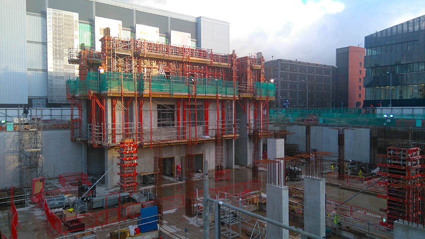 uom_mecd's tweet image. We are above ground! The MECD site is beginning to transform as we see the building cores rise out of the south basement.