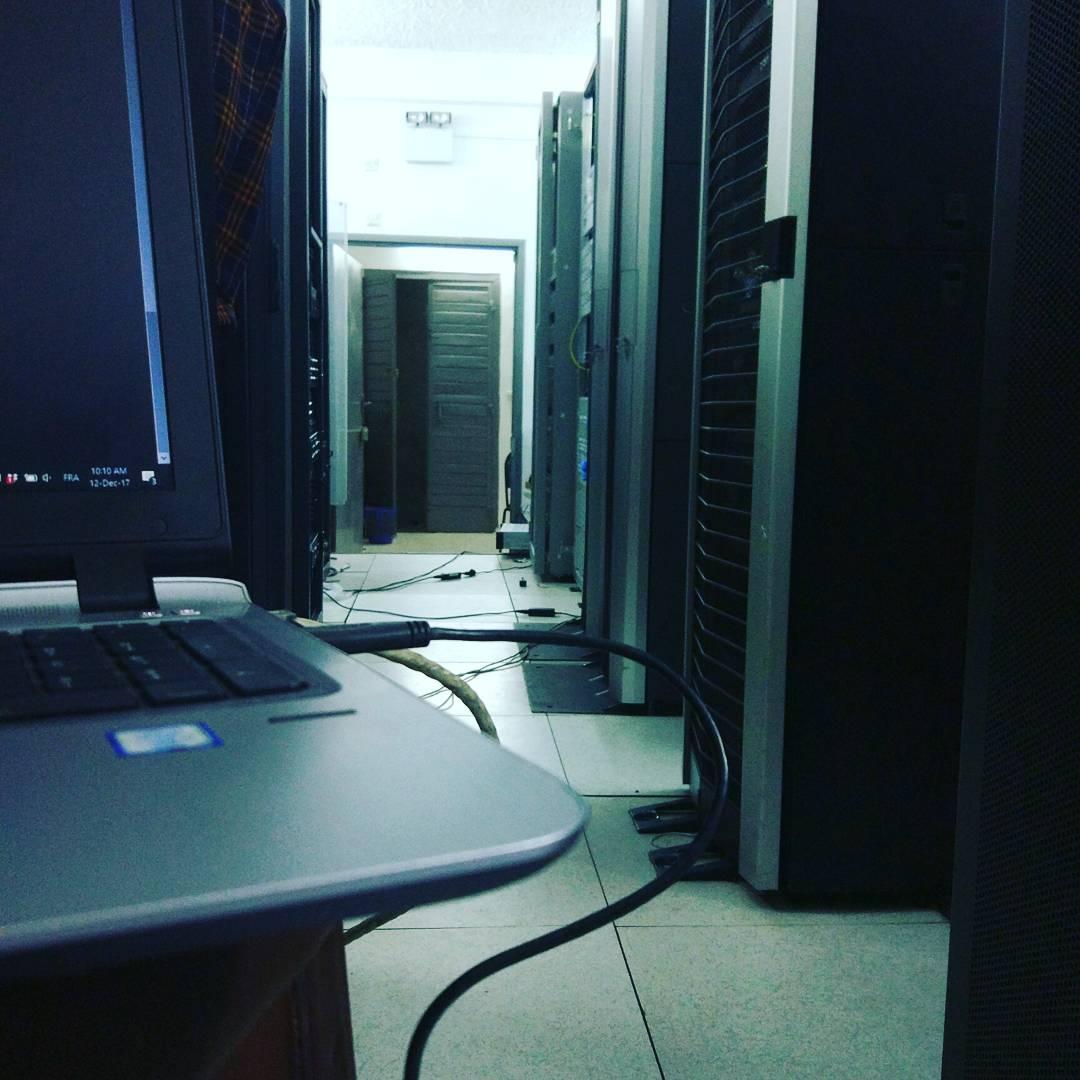 SteJoBul's tweet image. When you start your week mounting and caring for these babies, you know someone somewhere loves you 😊
#OracleSun #T7 #T4 #OracleDBA #geeklife #geekgirl #work #passion #Oracle
