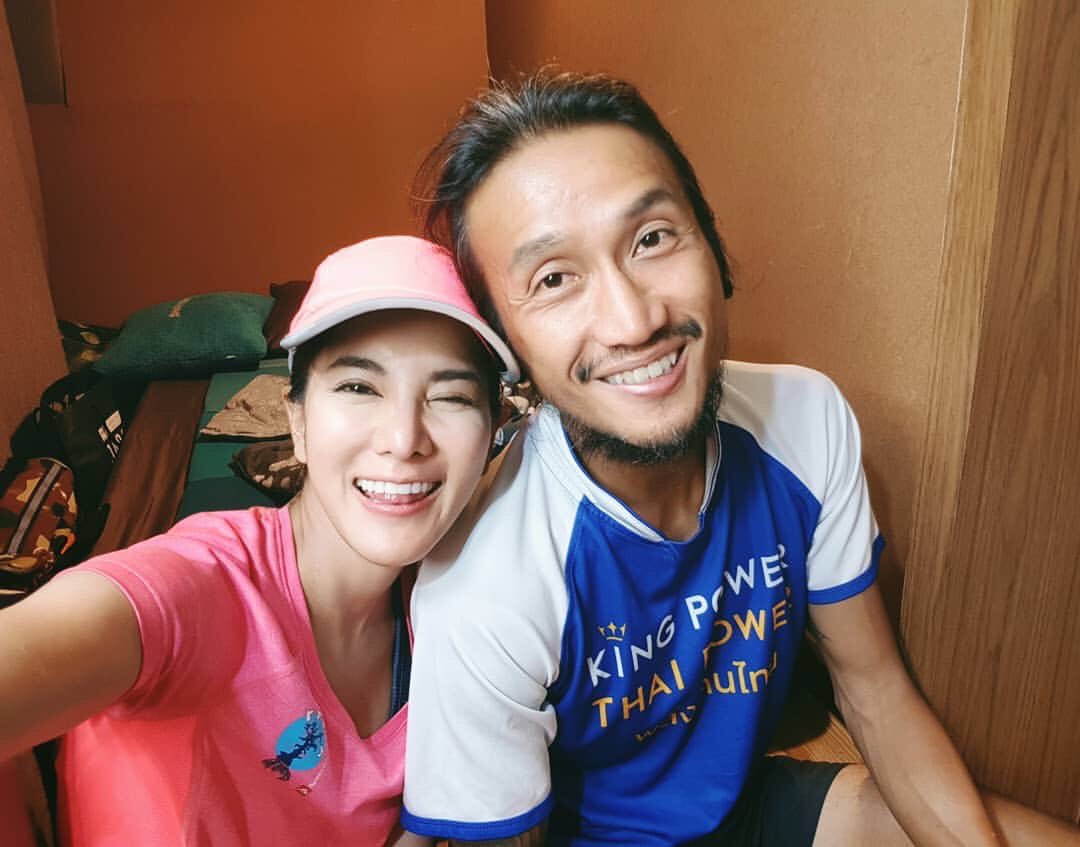 #ก้าวที่42 ..เซลฟี่หลังจบเซ็ทสุดท้ายของวันนี้ที่นครสวรรค์ ระหว่างถ่ายรูปกัน @.artiwara หันมาบอกว่า "มีความสุข" ...
.
.
พี่มีความสุข หนูก็มีความสุข แง๊ะ :)
.
.
#ก้าวคนละก้าว 
#ก้าวคนละก้าวเพื่อ11โรงพยาบาลทั่วประเทศ 
#ก้าวนี้เพื่อหมอพยาบาลและเจ้าหน้าที่โรงพยาบาลทุกคน