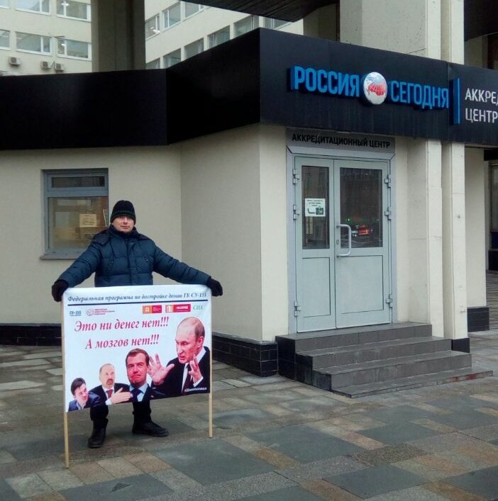 спагетти на голове. фразеологизм вешать лапшу на уши. котик с макаронами. путин вешает лапшу на уши картинки. хватит вешать.