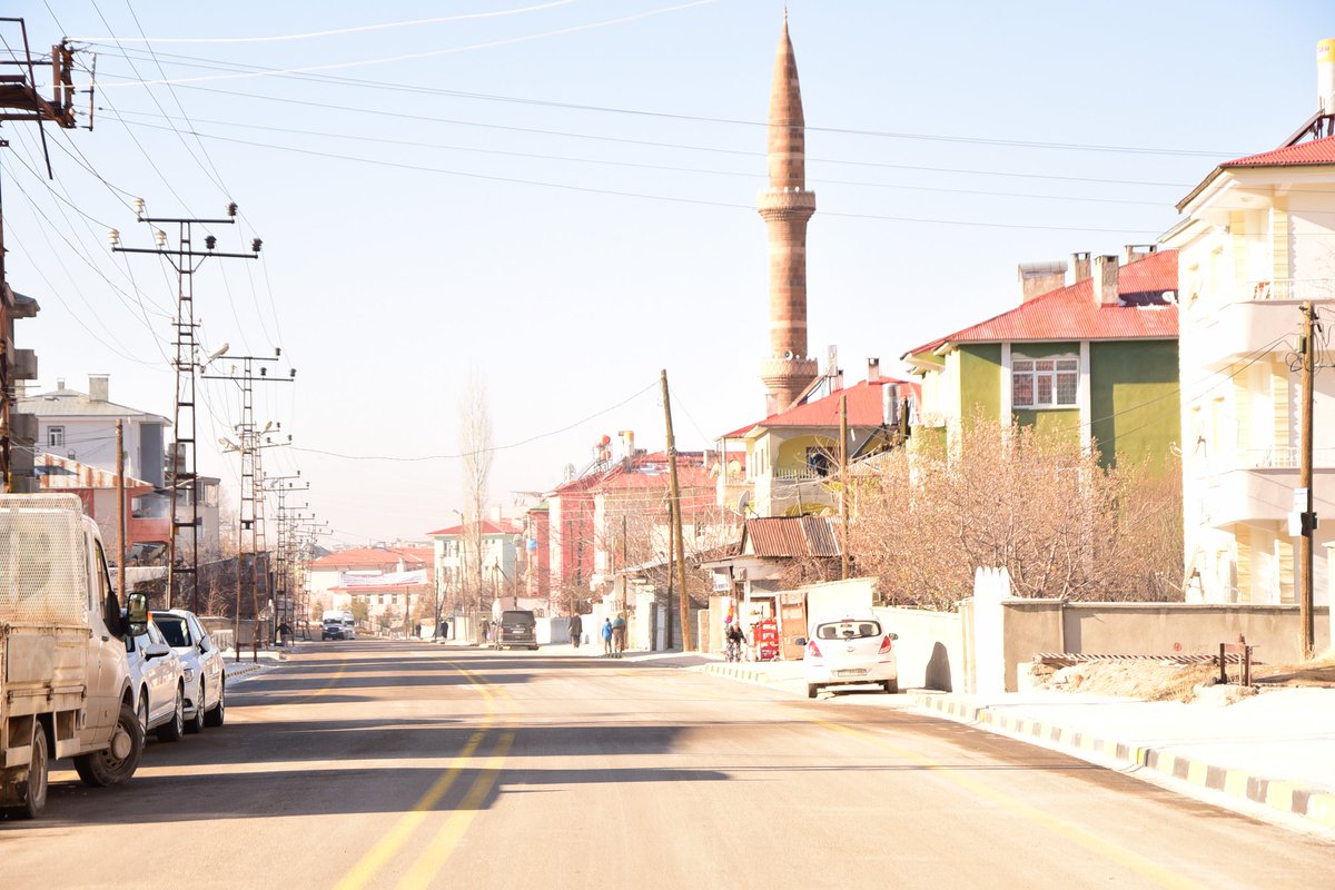 İpekyolu Belediyesi tarafında Veteriner Caddesi,  Başkan V. Sn <a href="/ozturkcemil/">Cemil ÖZTÜRK</a>  beyın katılımıyla hizmete açıldı. 2 km uzunluğundaki yolun önceden 7 metre olan genişliği,14 metreye çıkarıldı. Alt yapı, kaldırım, asfaltlama ve çevre düzenlemesiyle yol yepyeni bir çehreye kavuştu.