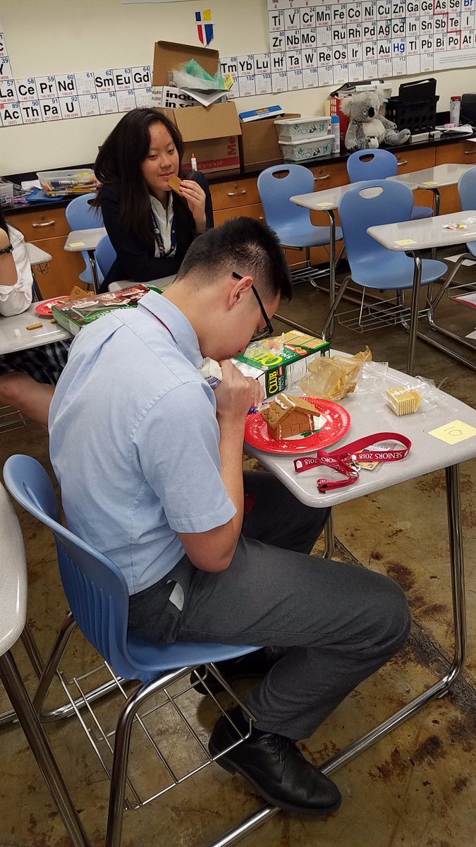 JPIIHS_IntClub's tweet image. International Club had lots of fun making gingerbread houses while learning about different christmas traditions .
