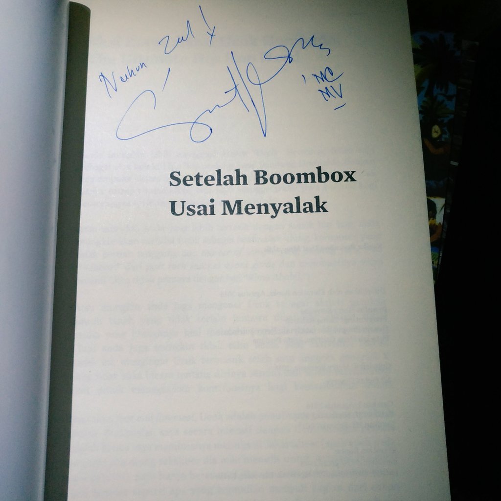 Oleh-oleh dari #FestivalKampungKota (<a href="/FKK_Bandung/">Festival Kampung Kota</a> ) minggu lalu, kumpulan tulisan Herry Sutresna, Setelah Boombox Usai Menyalak. Beberapa tulisannya pernah kubaca di blog pribadinya. Tapi...