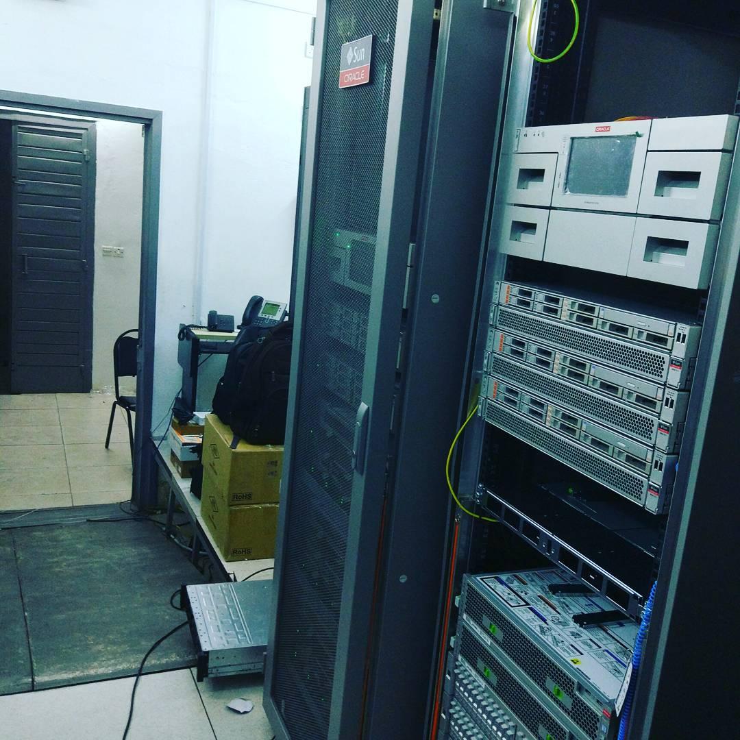 SteJoBul's tweet image. When you start your week mounting and caring for these babies, you know someone somewhere loves you 😊
#OracleSun #T7 #T4 #OracleDBA #geeklife #geekgirl #work #passion #Oracle