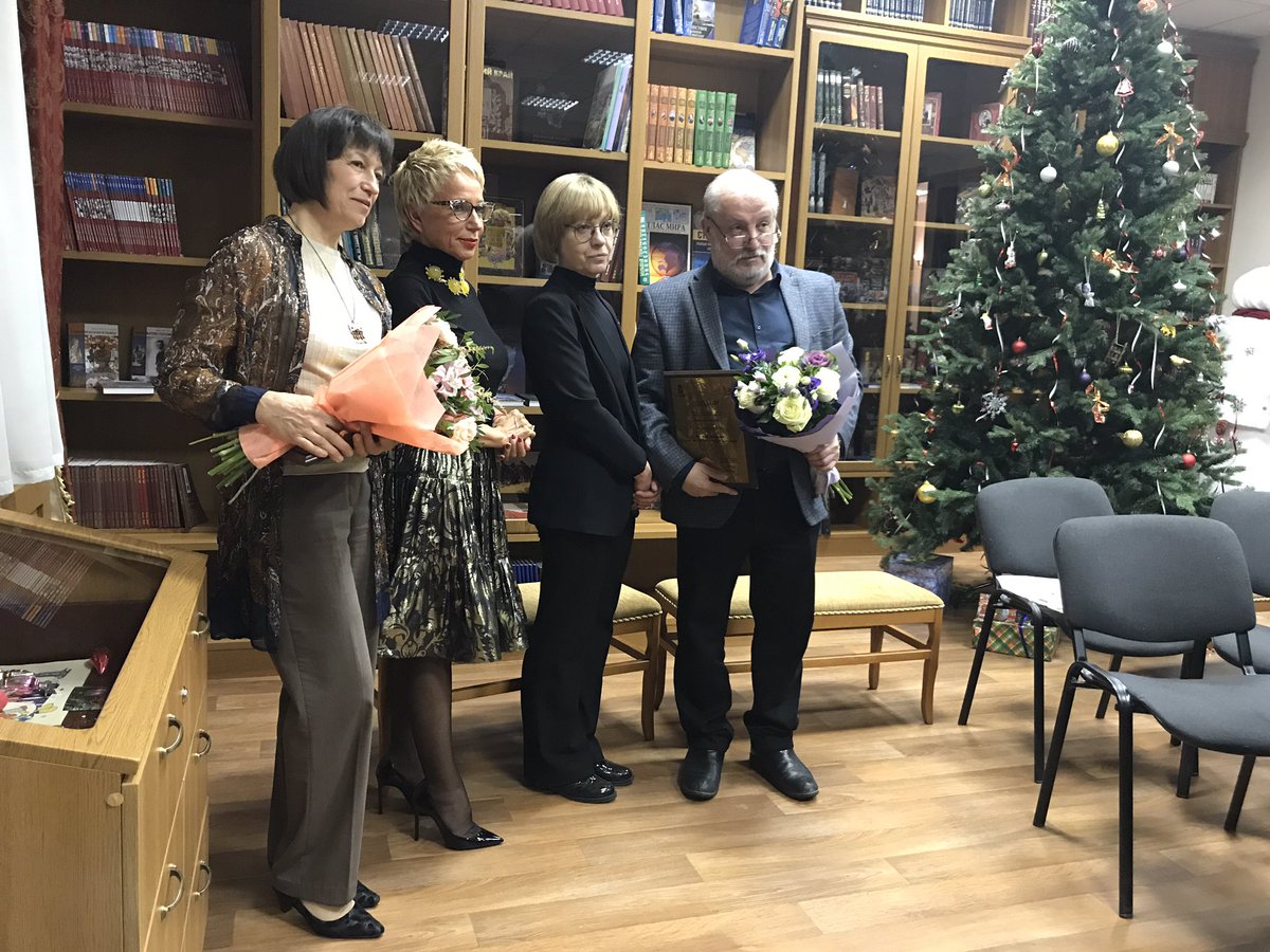 Обозреватель <a href="/SamGazeta/">Самарская газета</a> Ирина Шабалина, талантливая, стильная, обязательная, обаятельная и очень скромная, удостоена премии Эдуарда Кондратова в номинации "Журналистика". Виталий Добрусин победил в номинации "Литература"