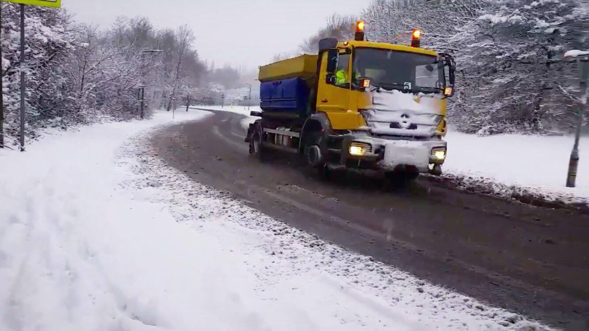 We're expecting rain showers later this evening. Our gritting crew will be out again after the rain from around 1am to put down 55 tonnes of salt on 260 miles of our main roads. #wmgrit