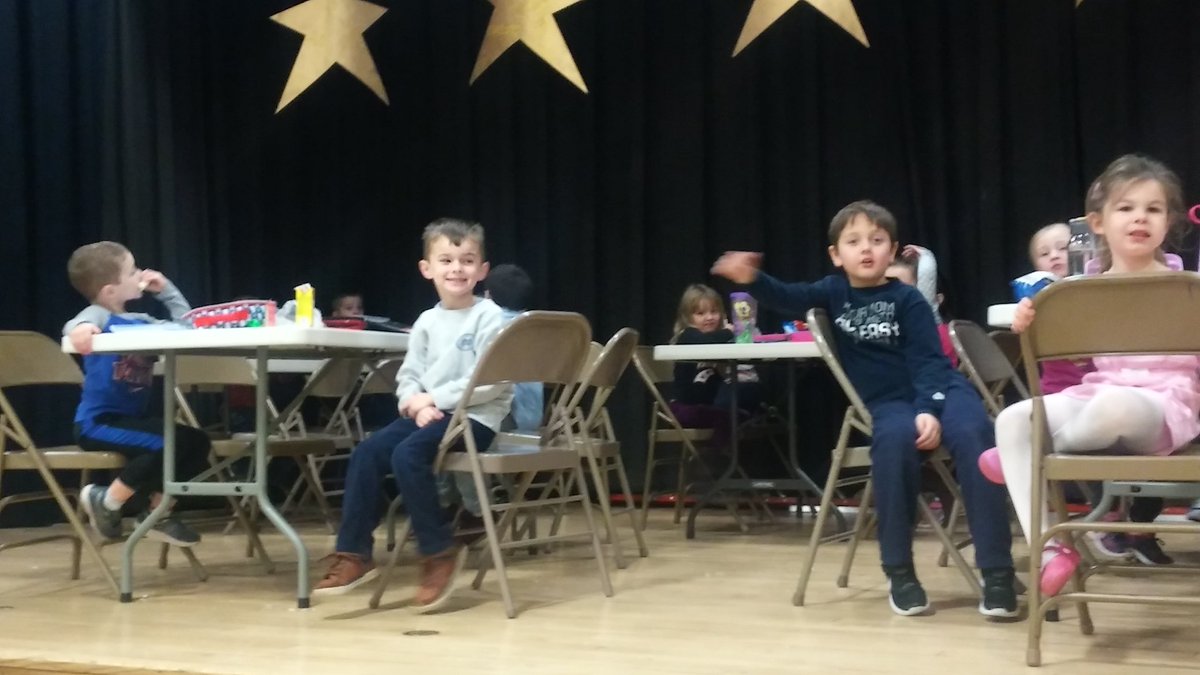 Nana_Gx2's tweet photo. @CTES_BCPS these star Ss behavior earned them the privilege of a stage lunch! @grobertsbcps @JaneLichter https://t.co/CjPCm5Cnqw