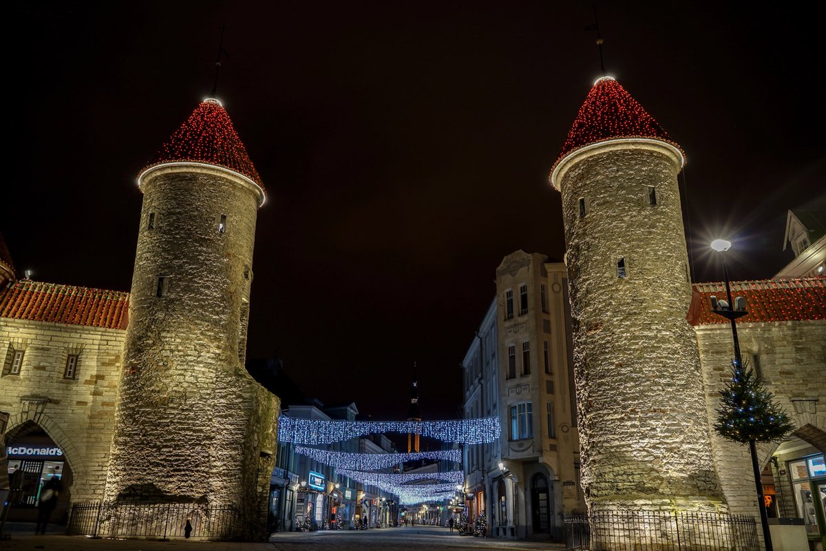 PhilippSacherow's tweet photo. A few impressions from the capital of #Estonia 😊.  The old town looks really very medieval. #Tallinn

@VisitTallinn @visitestonia https://t.co/fznyB4C793