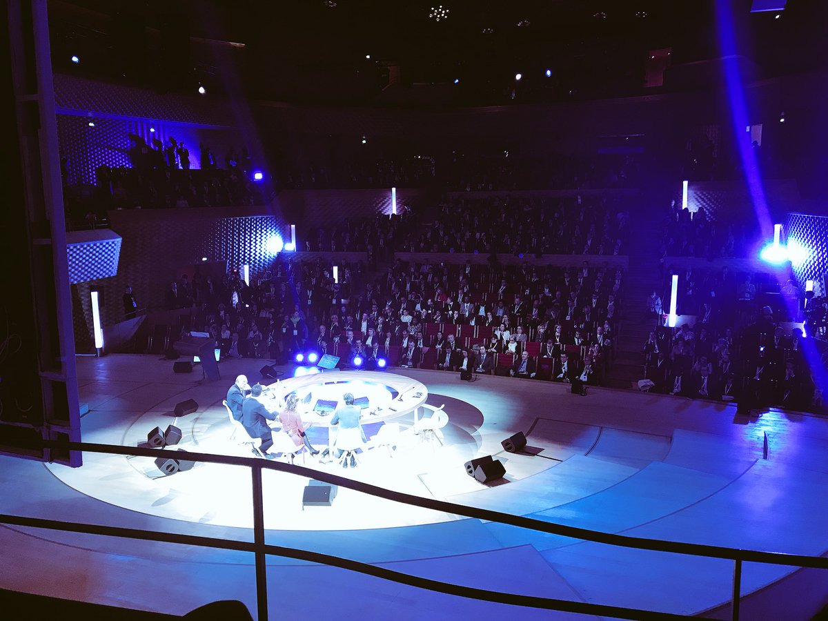 N_Hulot's tweet photo. Premiers résultats concrets du #OnePlanet summit : l’OCDE va développer des outils pour aider à aligner les budgets nationaux avec l’Accord de Paris. La France, le Mexique  et bien d’autres vont s’emparer de ces outils ! https://t.co/Lqy80CBgDR