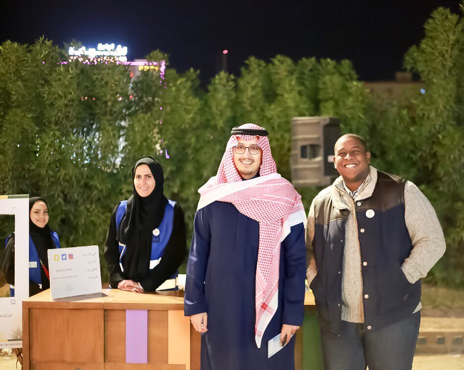 Giving_Hands's tweet photo. كل الشكر والتقدير لصاحب السمو الملكي الأمير أحمد بن فهد بن سلمان آل سعود على زيارته لركن الفريق بالأمس في حدث ١٨٠ درجة ، وحُسْن إنصاته للنبذة التعريفية عن الفريق وجميل إطراءه ودعمه للمتطوعين 🙏🏻💐
@emara_sharqia 
١١-١٢-٢٠١٧ م 🗓
#أيادي_عطاء #السعودية https://t.co/phaeJwx2rS