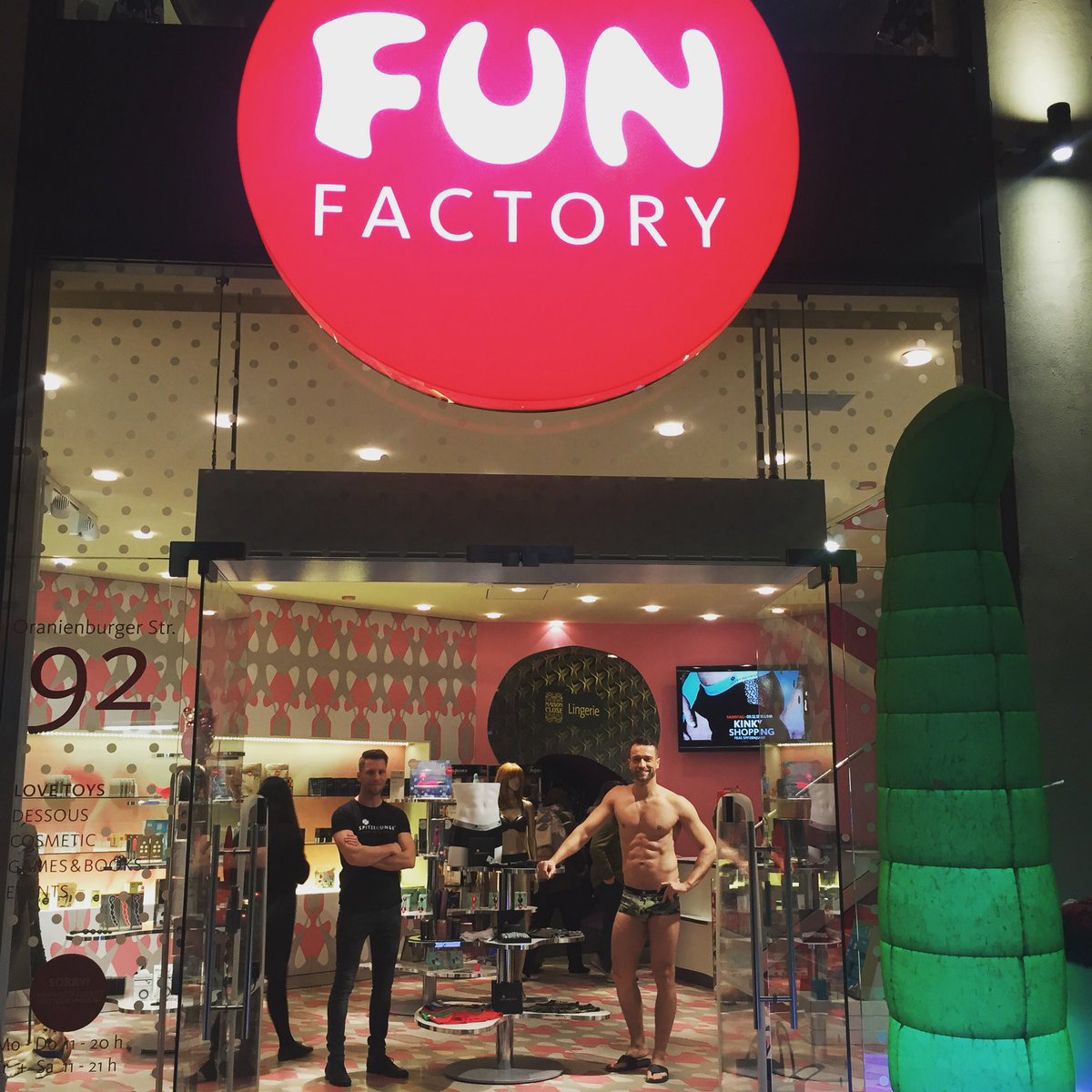 Unser Wochenende war toll. Wir hatten am Samstag richtig FUN 🙌🏽 - vielen Dank <a href="/FunFactory_de/">FunFactory_de</a> Ihr seid spitze 🍀 #saturday #shopping #christmas #is #comingsoon