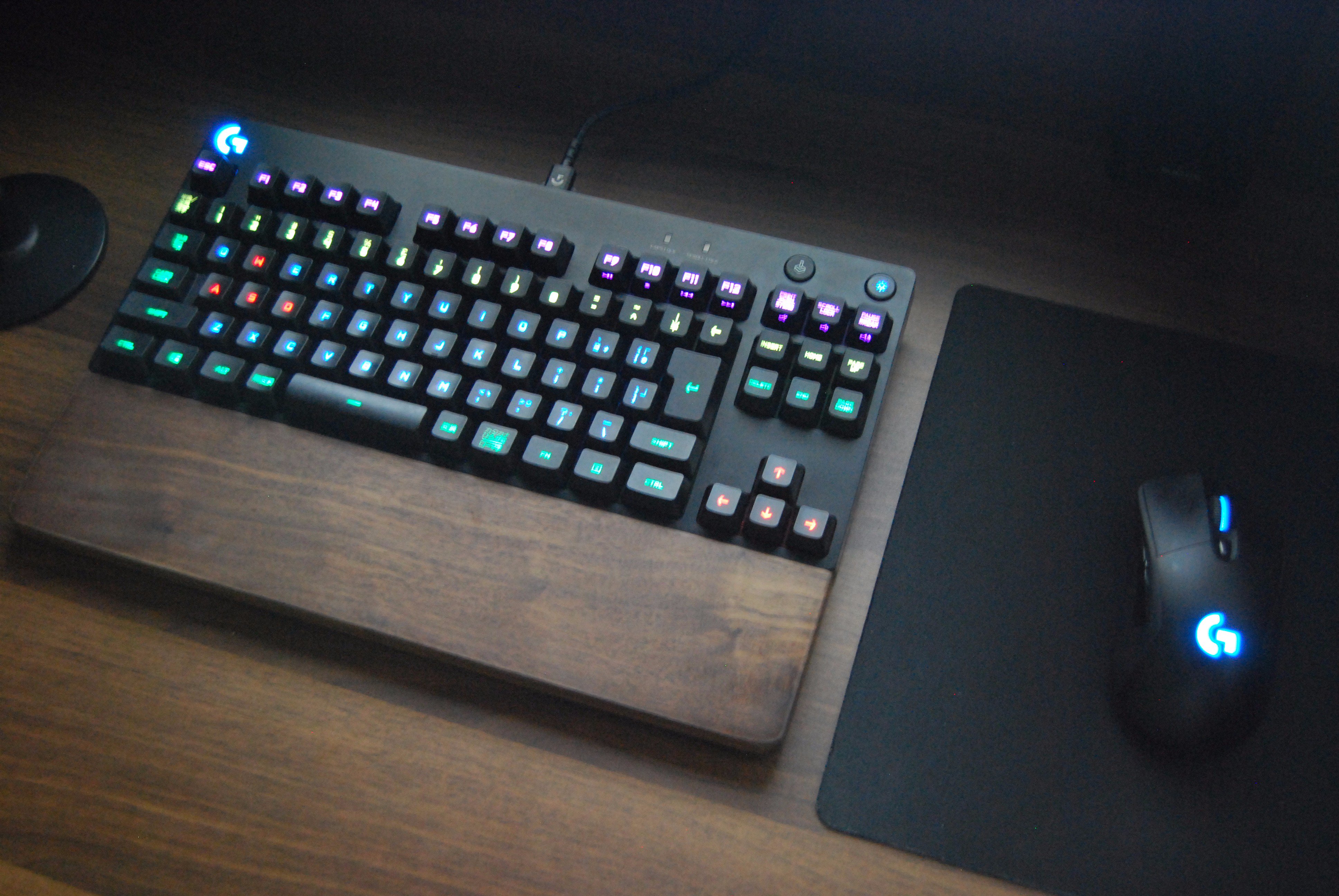 はとコマ キーボードの光らせ方って難しい 最初は単色が無難でかっこいいと思ってたけどすぐ飽きがきたし ライトオフだとゲーミング キーボードとしての存在意義が分からないしで最終的にこれになった カラフルで飽きがこなくそれぞれの色の位置にちゃんと