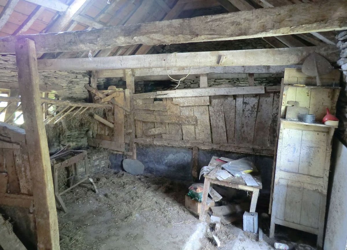 Внутри старого сарая. Хлев для животных. Ферма сеновал переславль залесский. Негодник превративший комнату в хлев 7. Темный сарай внутри.