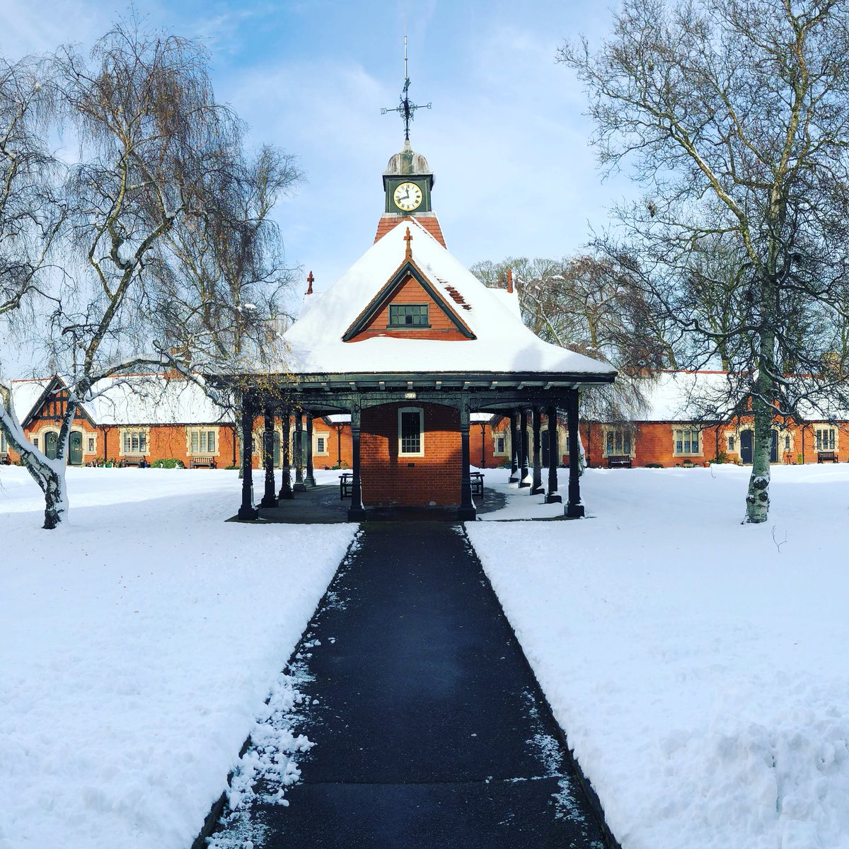 mrtzang's tweet photo. Can think of worse places to spend a work lunchtime. #Bournville #theQuadrangle #bvt https://t.co/vbWT0w0NSF