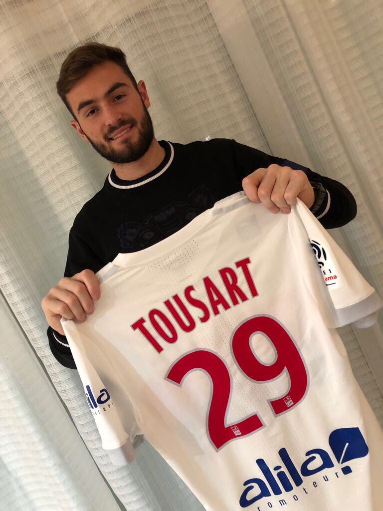 lucas_tousart29's tweet photo. Petit cadeau de Noël 🎄🎁 RT + Follow pour gagner mon maillot 🔴🔵 Tirage au sort le 19/12 ! #TeamOL https://t.co/BAOT48omMI