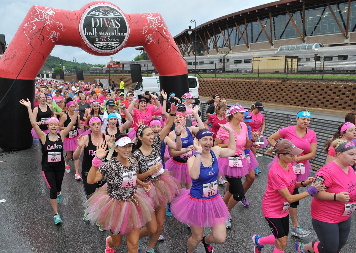 GetOutThere's tweet photo. 👸 Divas Half Marathon and 5K is back at #Toronto Island on June 10, 2018. The most FUN &amp; GLAM race in Canada! Early bird prices end December 15 - register today! #runlikeadiva @runlikeadivaca https://t.co/CGTQm7BdsH