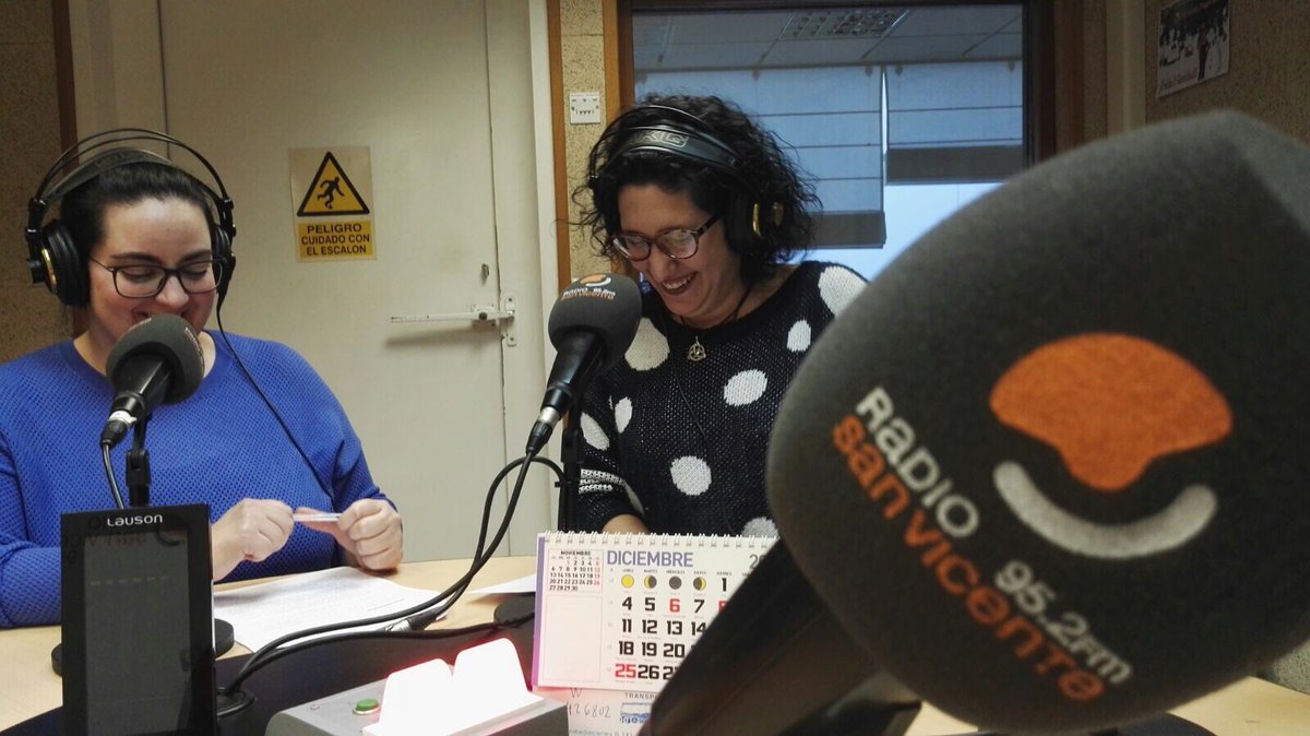 CiudadUniUA's tweet photo. Las chicas de @DHRadioUA @radiodelaUA nos explican cómo se originó su programa y nos hacen ver que la Historia puede enseñarse con una #sonrisa Escucha el programa desde https://t.co/qHUGEDO333 https://t.co/CvEs83QYcF