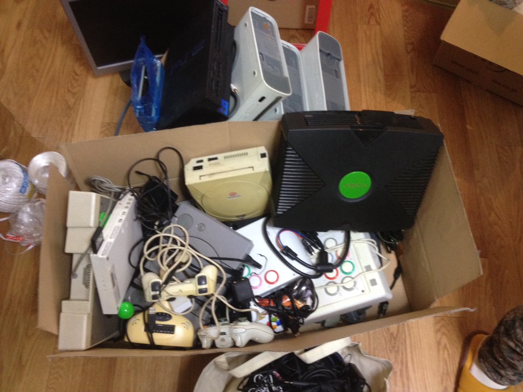 Pekomax 引越し準備で処分されるゲーム機達 Pekomax 引越し準備で処分されるゲーム機達