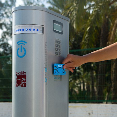 #ConsejoBicielx: cuando solicites una bicicleta, deja fija la tarjeta en el lector y NO LA MUEVAS hasta que no te pida el PIN, es normal que pueda tardar hasta 20 segundos. #Bicielx #Muéveteenbici #Bicielxmáscercadeti #Elx2030 #ElchelaCiudadVerde