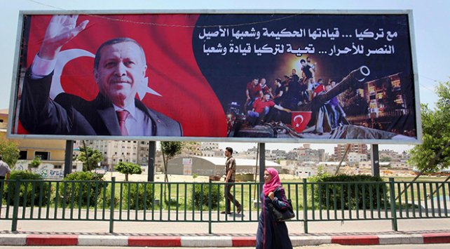 trthaber's tweet photo. Türkiye Ortadoğu'da en etkili ikinci ülke. Cumhurbaşkanı Erdoğan en sevilen lider. Pew'in Ortadoğu araştırması sonuçları açıklandı.

https://t.co/E2JEAo5AIR https://t.co/rvJ06kadZz