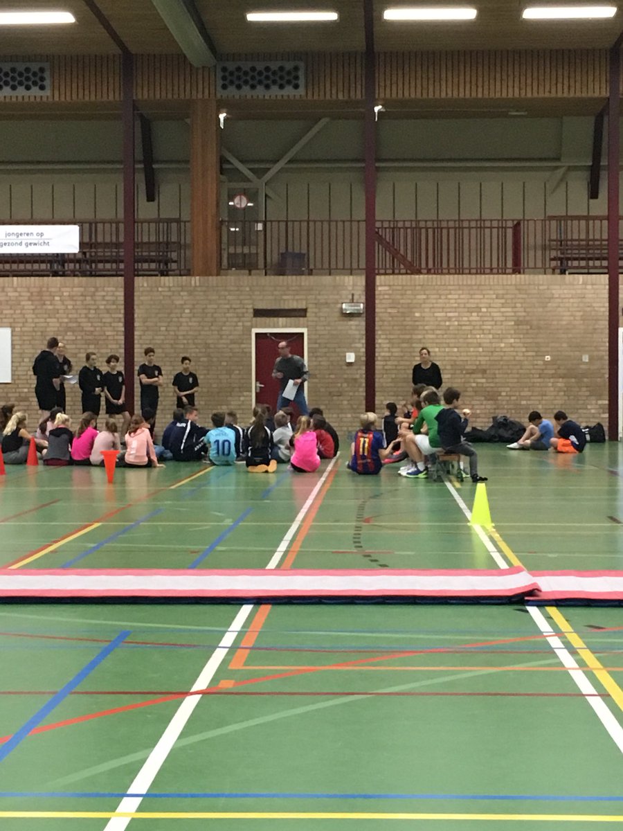 deschroef's tweet photo. #Buurtsportcoach Jos heet alle #deelnemers welkom en geeft #uitleg over de #eindopdracht van de #citytrainers Let’s play #trefbal https://t.co/Kup3ntEOlV