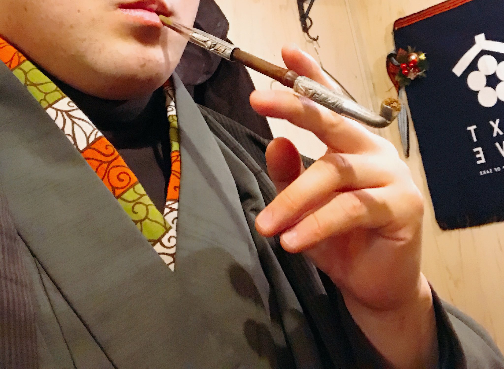 キャメロットのキモノマン 煙管の吸い方 準備が出来たら咥えて下さい 持ち方はご自由に 身分によって煙管の持ち方が違うとか諸説あるみたいですが 私は武士階級の鬼平が親しみやすい町人持ち そも歌舞伎の世界の演出 してるのが凄い好きです