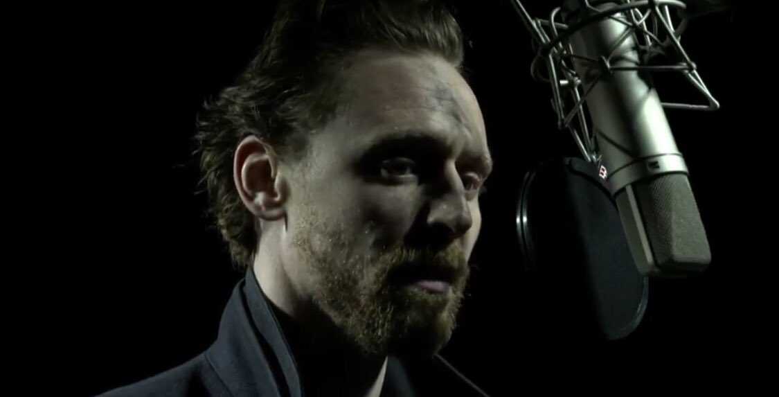HiddlesGroup's tweet photo. Screen da https://t.co/4atPnImXOM #tomhiddleston #Hamlet #dragonsale https://t.co/v2F6xWLLOB