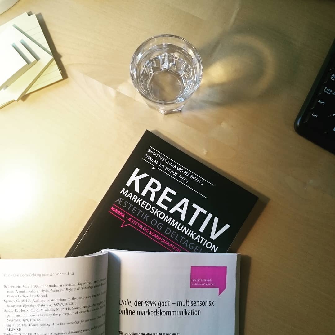 HelleBreth's tweet photo. It's official! Har skrevet et kapitel om #ASMR i denne fine, nye lærebog i samarbejde med @JLoehmannS 📖👌 Den findes lige her: https://t.co/hsx7g3wasA #systime #ASMR #bogsnak #aarhusuni #ccaudk #artsaudk https://t.co/wZqHzNTsAD