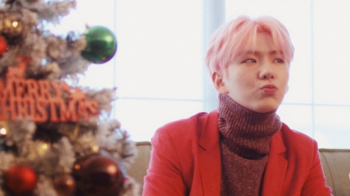 xiaoderyang's tweet image. we wake up together, open presents and snuggle beneath twinkling lights (the lights look amazing but not nearly as beautiful as you). we dance holiday songs, happiness filling the air. it’s christmas and the only gift i asked for was to be with you!
💫💌🎄🎁✨ ; #monbebeselcaday