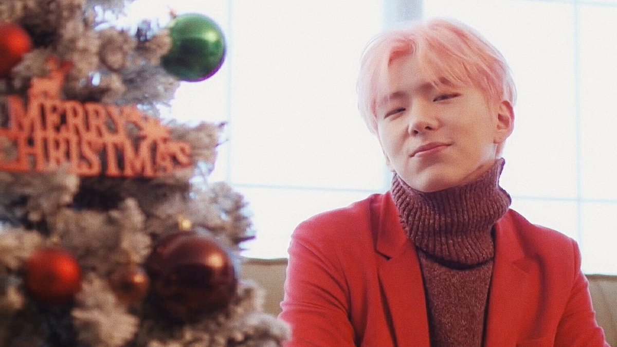 xiaoderyang's tweet image. we wake up together, open presents and snuggle beneath twinkling lights (the lights look amazing but not nearly as beautiful as you). we dance holiday songs, happiness filling the air. it’s christmas and the only gift i asked for was to be with you!
💫💌🎄🎁✨ ; #monbebeselcaday