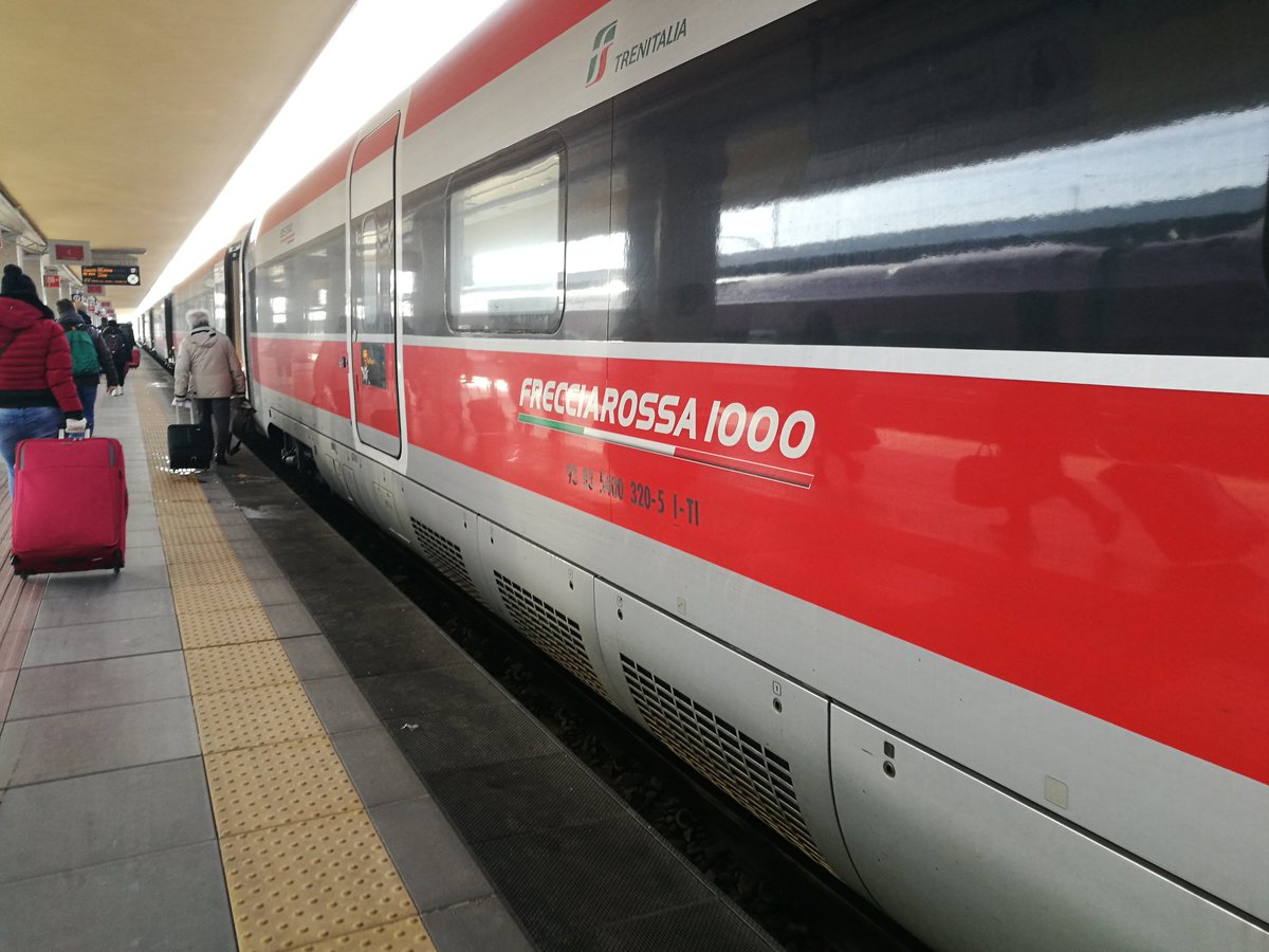 GianniSgobba1's tweet photo. viaggiare sul #frecciarossa1000 è veramente pazzesco! 300 km/h e non sentirli; purtroppo bisogna essere del #Nord #Italia giù al #Sud solo #carrette e #ritardi, che pena.... @Angelo_Rossano @IsabellaTrulli https://t.co/KPRAPbYEWQ