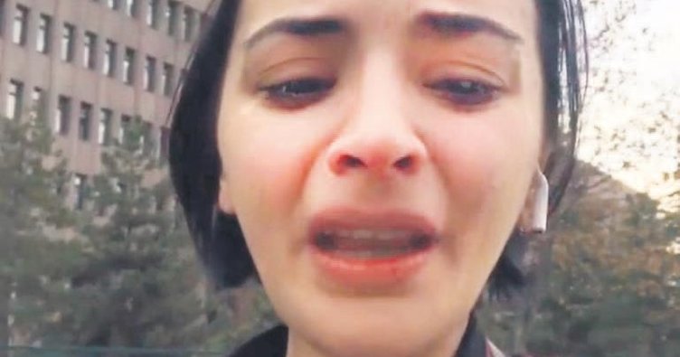 buraksaatt's tweet photo. Ankara Adliyesi önünde çocuklarının elinden alındığını söyleyerek ağlayan kadının şov yaptığı ortaya çıktı. Kadın, eşine uyguladığı şiddet nedeniyle 10 ay hapis cezasına çarptırıldı. https://t.co/CnTgfvZtvT