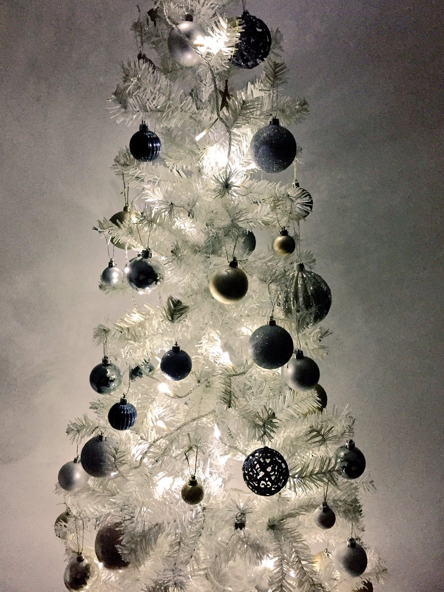 You won’t find any green and red in our home at Christmas! 😝 #nottraditional #styleathome