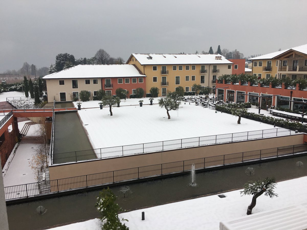 HPdG's tweet photo. Ieri ci siamo svegliati così...❄️❄️☃️
Con tanta neve!! ❄️❄️
#lagodigarda #neve #dicembre #inverno https://t.co/mkYfFhEF9m
