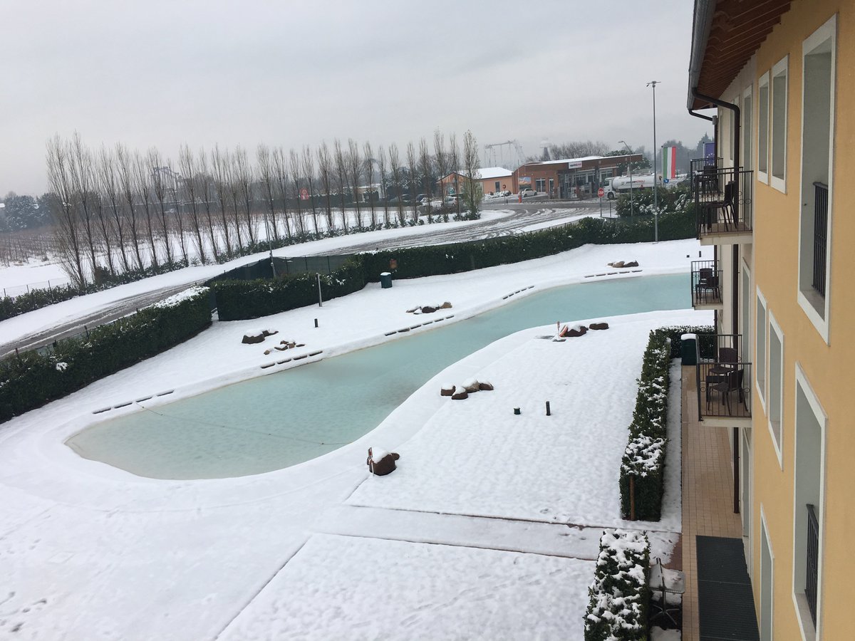 HPdG's tweet photo. Ieri ci siamo svegliati così...❄️❄️☃️
Con tanta neve!! ❄️❄️
#lagodigarda #neve #dicembre #inverno https://t.co/mkYfFhEF9m