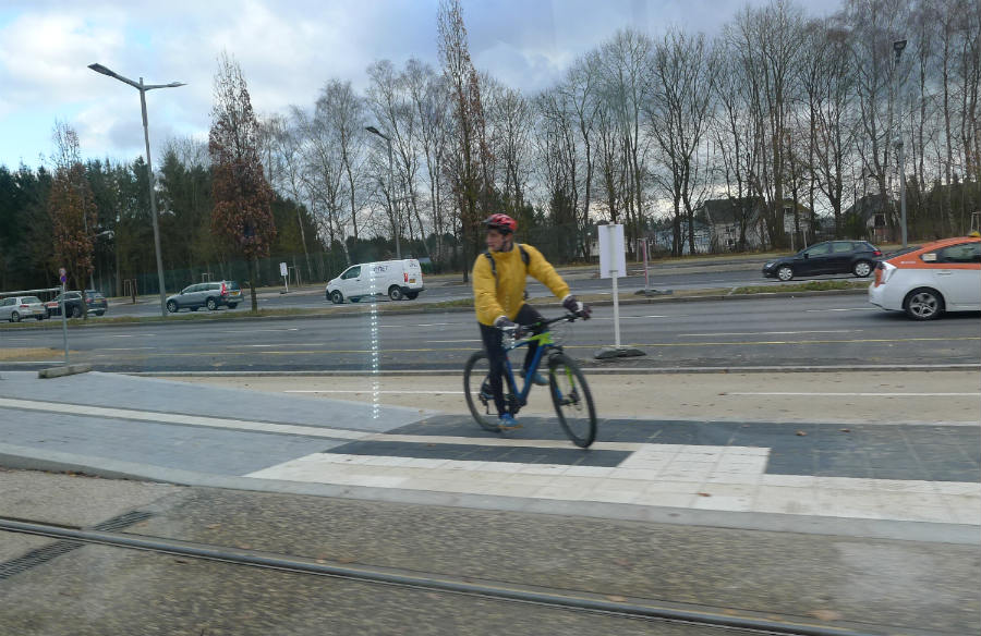 luxembourgize's tweet photo. One of the 1st cycling people to discover the new #JFKcyclepath
Mostly dry, but cool weather 🌦️1-3° #winterbiking https://t.co/2oDaqvL2ic