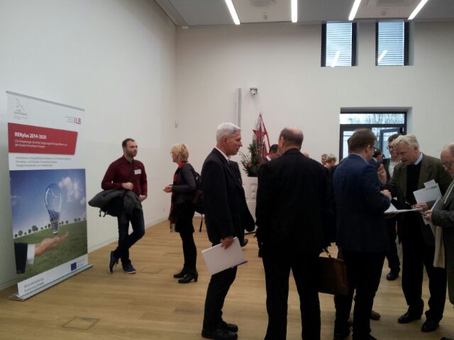 O_Arnhold's tweet photo. Vorstellung der neuen Förderrichtlinie #RENplus bei der Investitionsbank #Brandenburg in Potsdam. Die Förderbedingung für #eMobilitaet werden noch besser: Ab jetzt kann Ladeinfrastruktur zu gleichen Bedingungen wie aus der Bundesrichlinie gefördert werden 👍 https://t.co/jtTauTe4gu