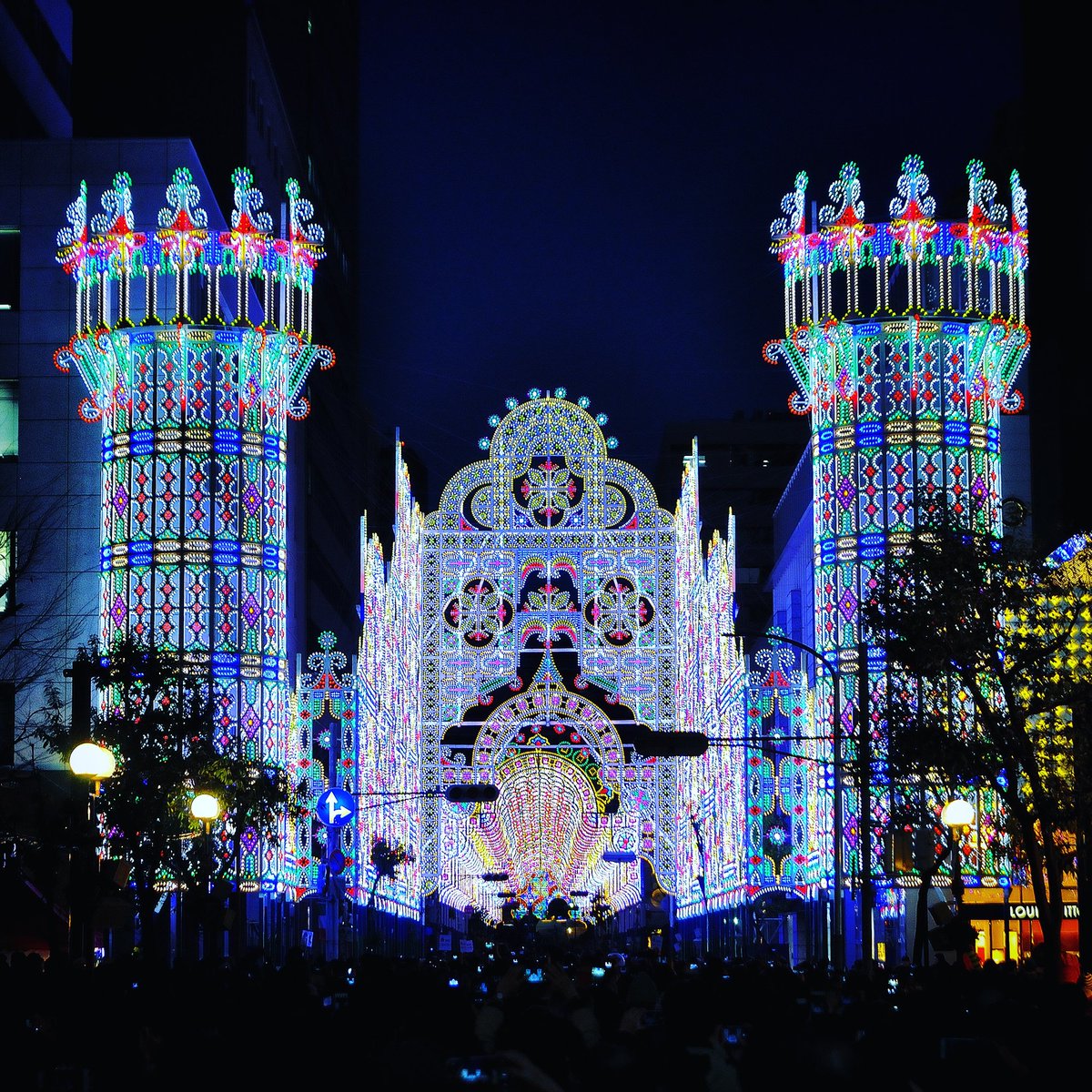 Everyday12 Pa Twitter 神戸ルミナリエ 写真は入り口の ガレリア 今年のテーマは 未来への眼差し 22年前の震災を振り返り そして未来へと目を向けよう 17年12月9日 兵庫県 神戸 ルミナリエ きれい 素敵な夜 フォトジェニック インスタ映え