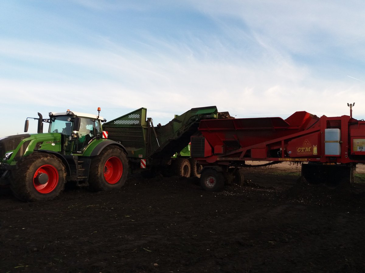 NFUSugar's tweet photo. From the chaser into the cleaner loader.... #fieldtofactory https://t.co/5fjgDmckYw