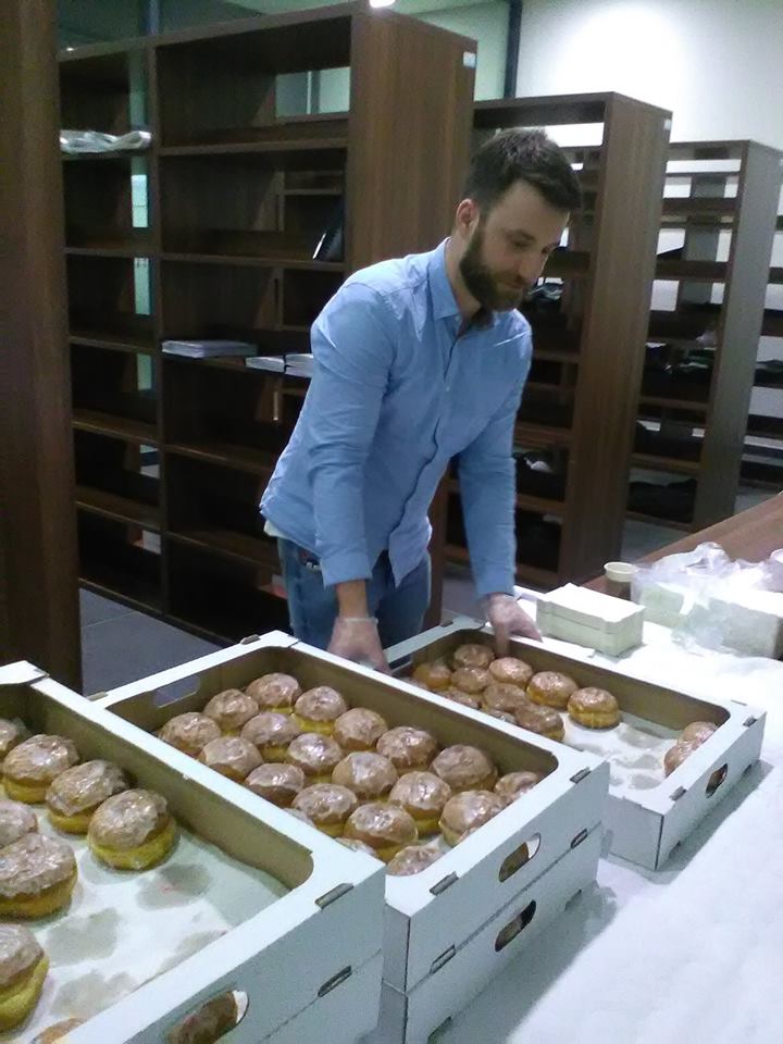 CWINT_PWr's tweet photo. Kawa, pączki i doradztwo zawodowe. A wszystko w @CWINT_PWr gdzie właśnie odbywa się Unit4Student. Zapraszamy! https://t.co/HhvPtt2MiD