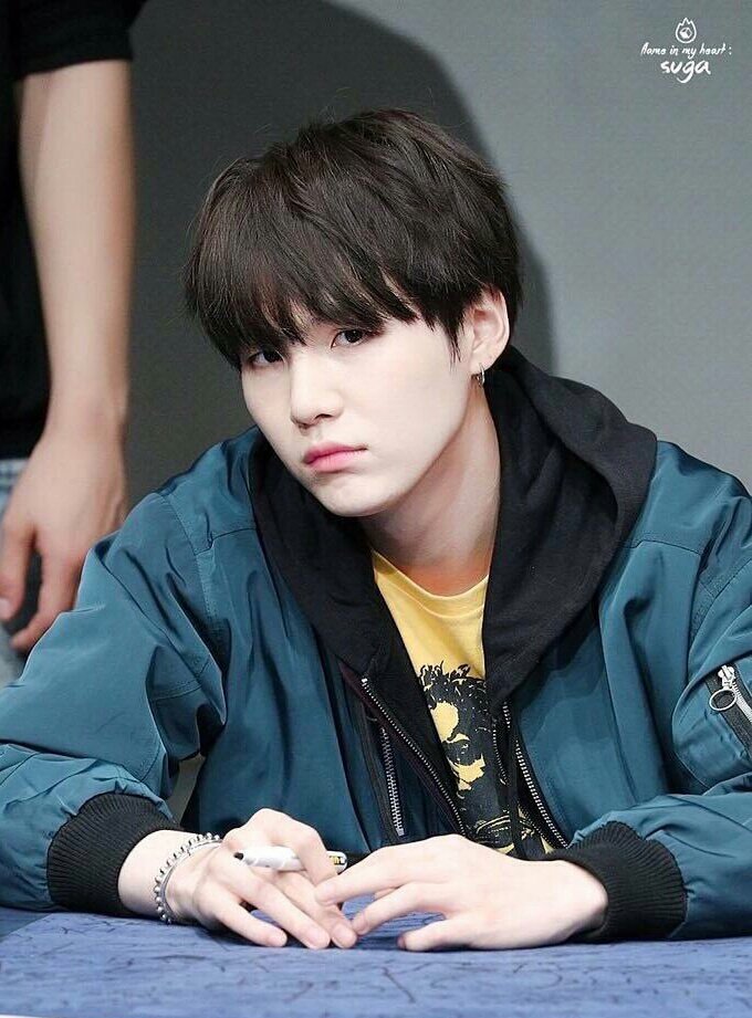 Suu___story's tweet photo. 《近くて遠い》

“ 私は幼馴染として何が出来るのかな… ”

https://t.co/B7ckXK0tEL

#BTSで妄想 
#ユンギ https://t.co/deYowbTfKG