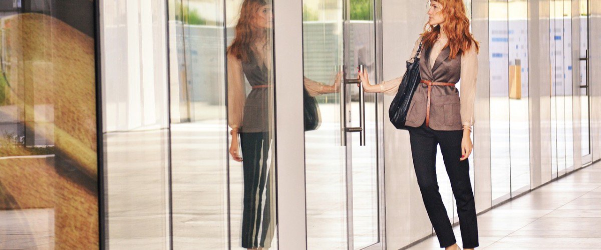 Apertura de puertas y barreras en remoto, desvío de llamadas a múltiples dispositivos o visualización de cámaras desde cualquier parte, son solo algunas de las numerosas ventajas que ofrecen nuestros sistemas de #seguridad y #comunicación inteligente. bit.ly/2nTehDU